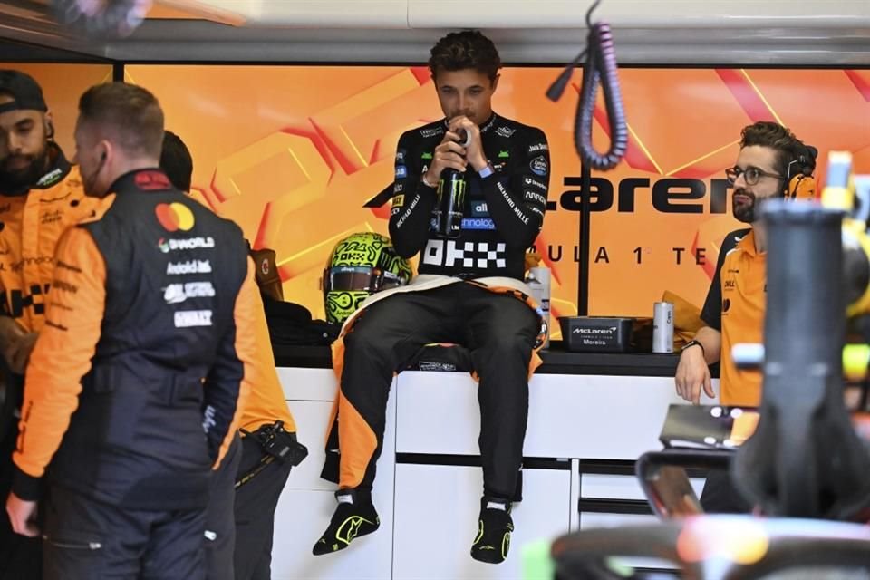 Lando Norris durante un descanso en el paddock.