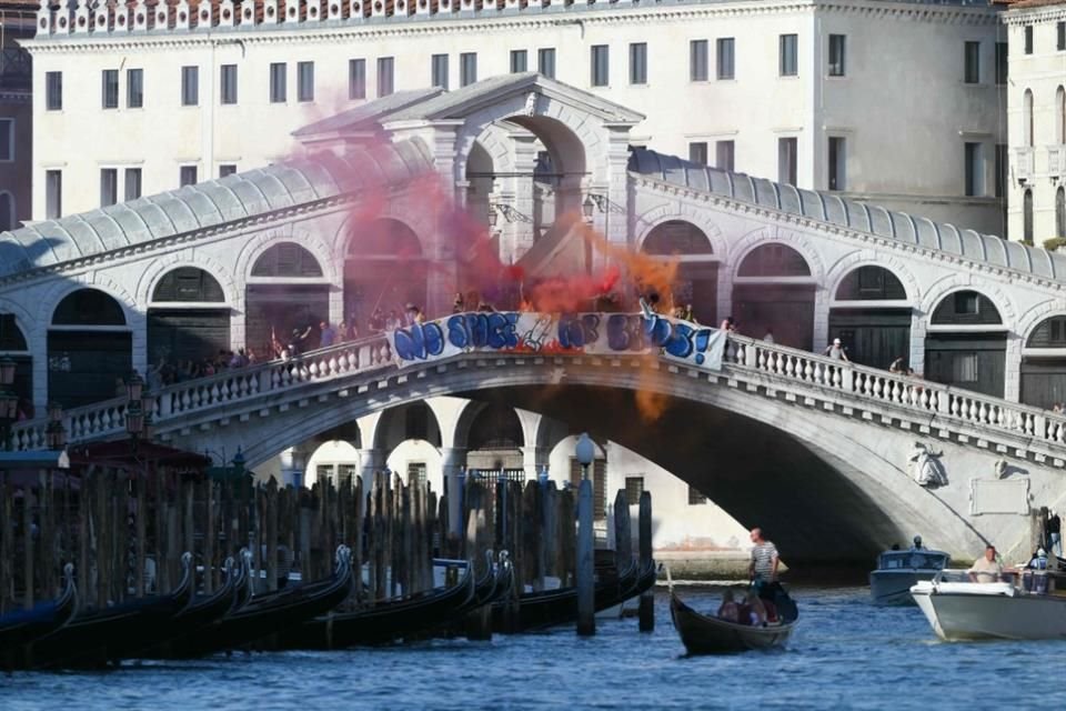 Durante la protesta, se desplegó una pancarta con el mensaje 'No space for Bezos' en el puente de Rialto, por encima del Gran Canal, y se encendieron bengalas.