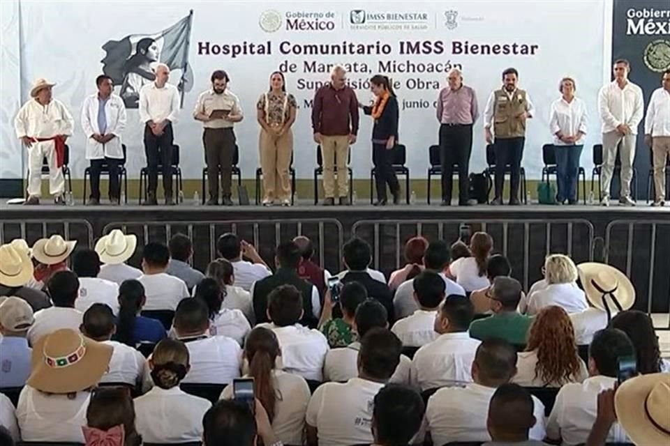 La Presidenta reiteró la vieja promesa de basificar a todo el personal médico.