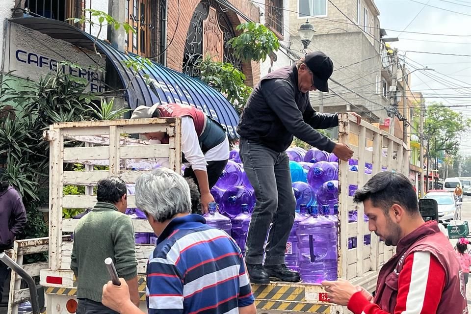 Una camioneta tipo estaquitas distribuye los garrafones.