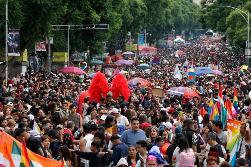 Una marea arcoíris cubrió Paseo de la Reforma, más de 800 personas fueron congregadas por la 47 Marcha del Orgullo.