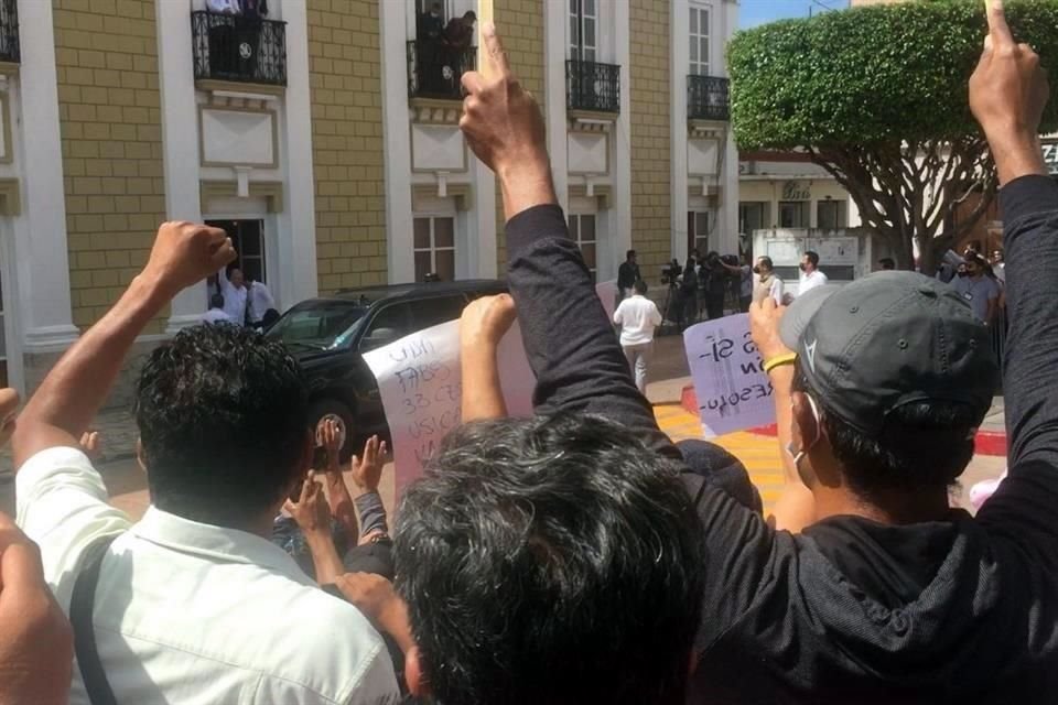 La CNTE se manifestó por segundo día ante el Mandatario federal, pero esta vez no le impidieron el paso, ya que las autoridades colocaron vallas de fierro.