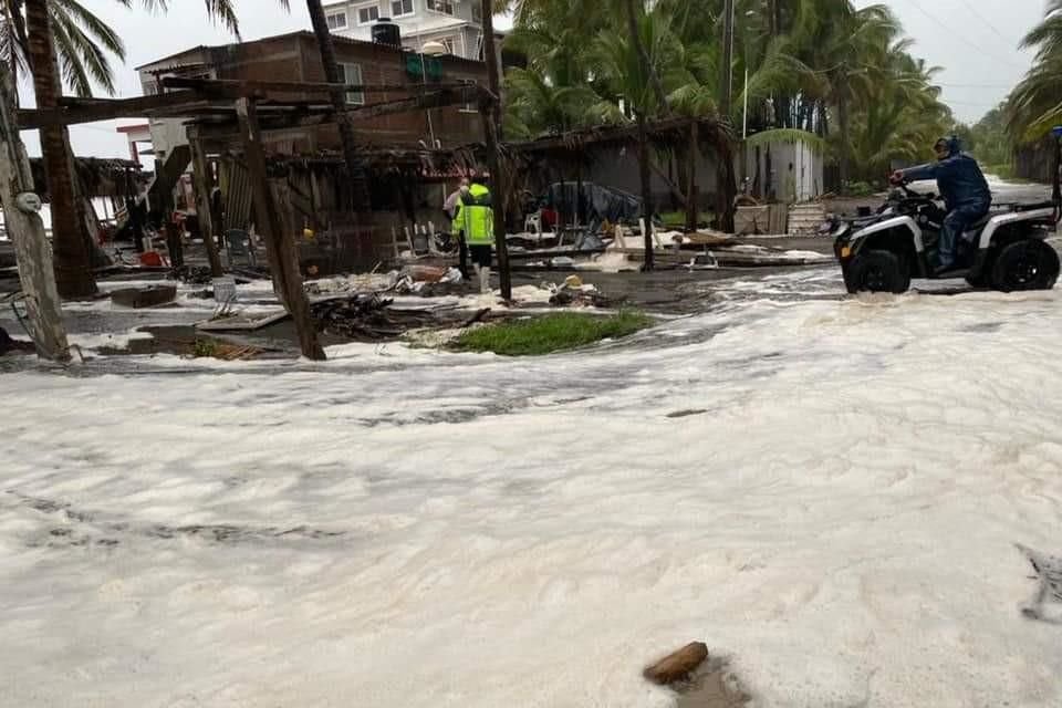 En la Playa Pascuales, zona de ramaderos, el agua ha ingresado debido al amplio olaje.