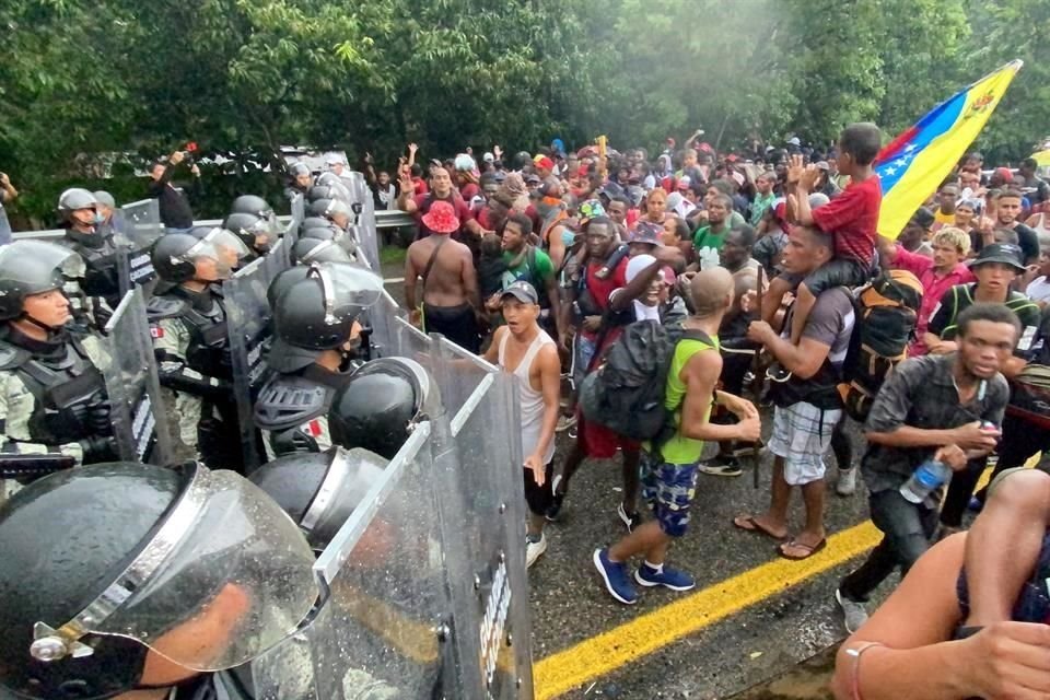 Dos agentes del INM fueron suspendidos tras agresión a migrantes registrada el sábado pasado en la carretera Tapachula-Arriaga, en Chiapas.