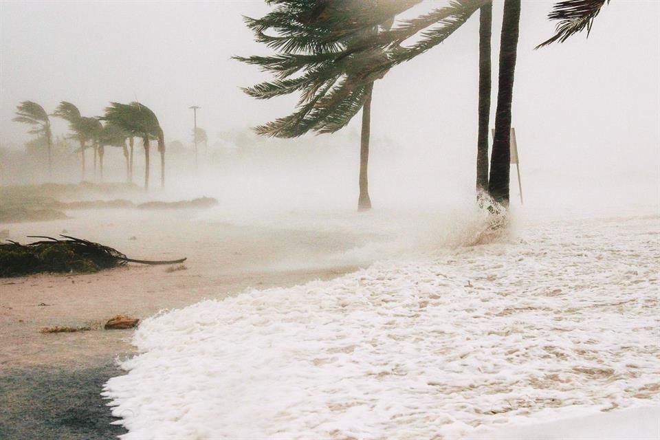 Huracán 'Nora' tocó tierra en Jalisco, a 35 kilómetros al suroeste de Cabo Corrientes y a 50 kilómetros al sur-suroeste de Puerto Vallarta.