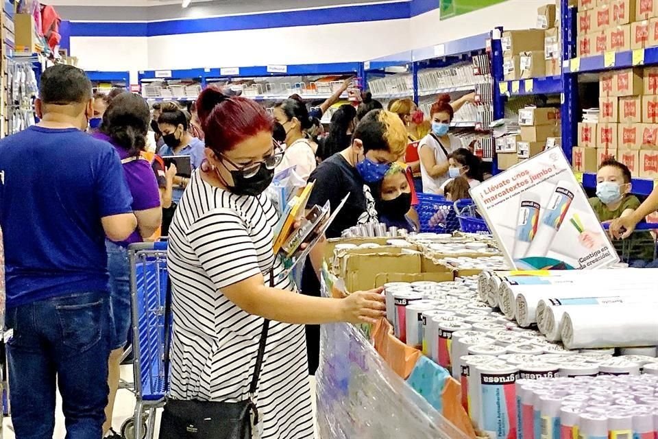 Con todo y sus niños, familias enteras acudieron ayer a tiendas del Centro, como Adosa y Hemsa.