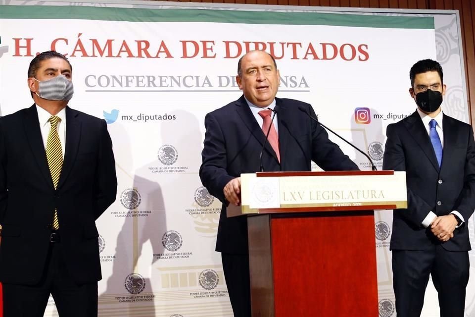 Rubén Moreira (centro), coordinador del PRI, en conferencia de prensa con Luis Espinosa, del PRD (izq.), y Jorge Romero, del PAN.