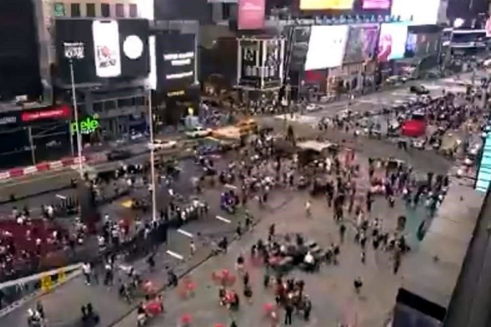 En un video difundido en redes sociales, que muestra Times Square este domingo, se escuchan al menos cuatro disparos y luego las personas comienzan a huir.