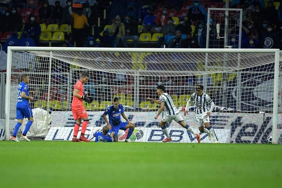 En el primer tiempo, Yoshimar Yotún marcó en propia puerta.