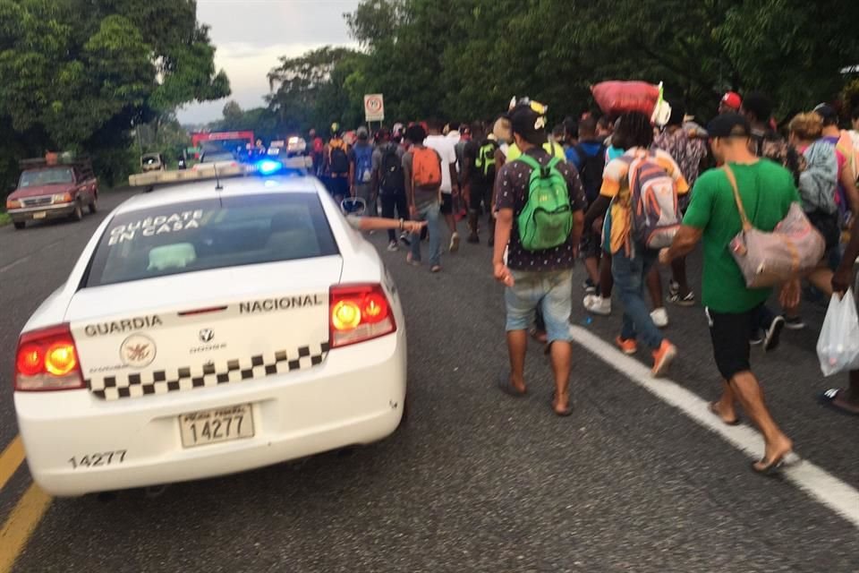 El avance de unos 300 migrantes que llevan caminando 4 días se vuelve cada vez más lento, dividido y caótico.