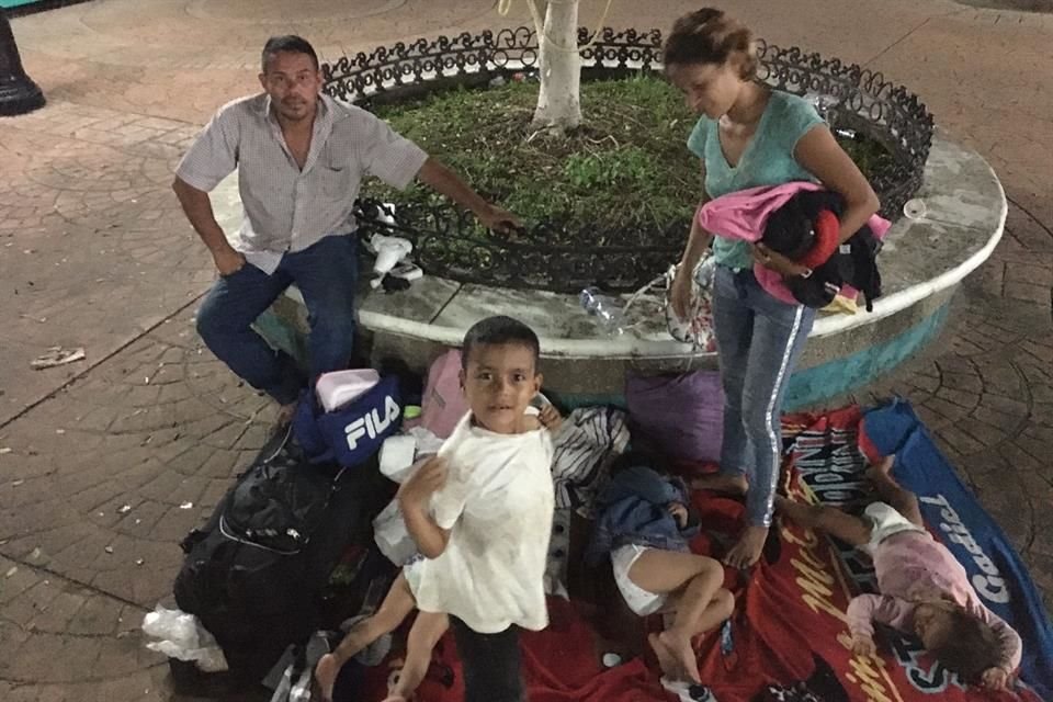 El guatemalteco Nilton Lisandro, su esposa Berlín y sus cuatro hijos.