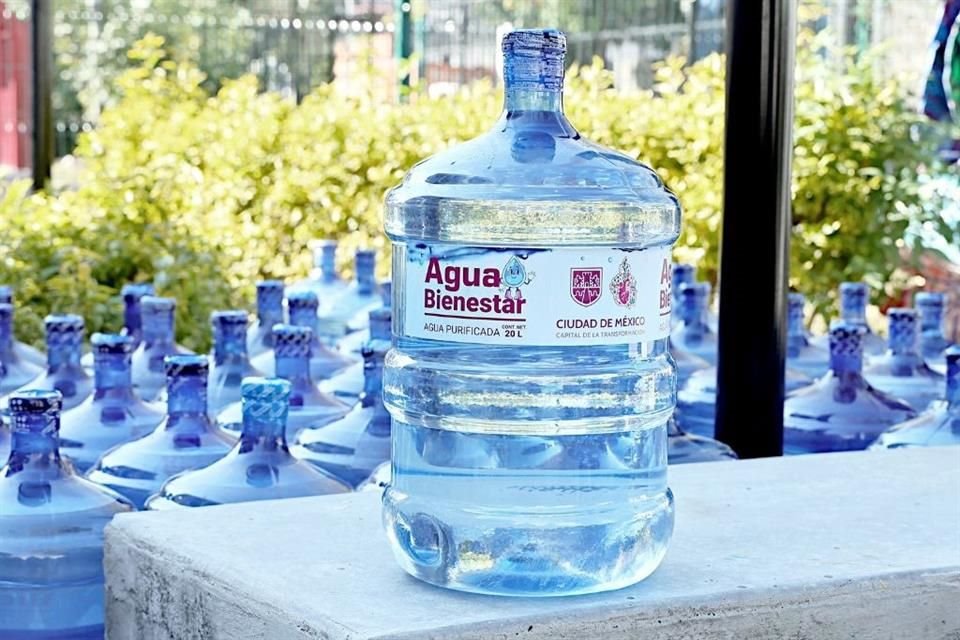 El Programa Agua Bienestar cumple seis meses entre limitantes de distribución y producción, además de un impacto ambiental cuestionado.
