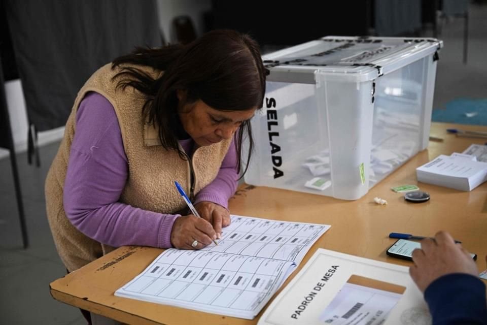 Una mujer vota en las primarias de la izquierda en Santiago de Chile, el 29 de junio del 2025.