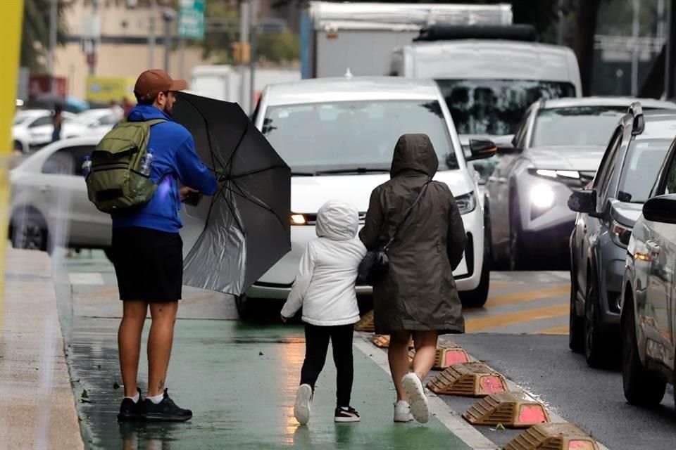 Lluvias de muy fuertes a fuertes se esperan para la tarde y noche de este domingo en la Capital del País.