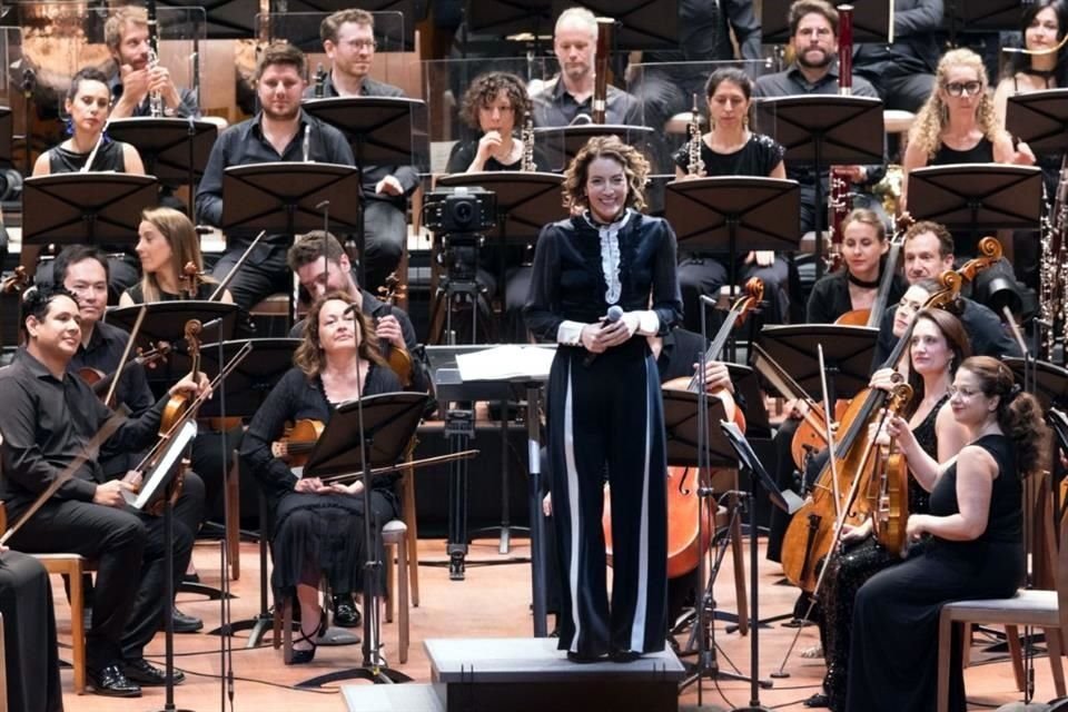 Antes de tomar la batuta, la directora de orquesta Alondra de la Parra dio una introducción al público sobre la pieza de Mahler.