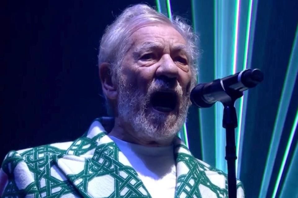 Al actor Ian McKellen se le salieron las lágrimas cuando la audiencia de Glastonbury coreó su nombre tras participar en el show de Scissor Sisters.