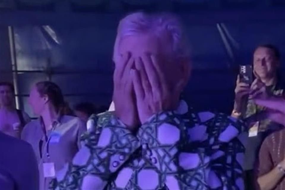 En un video compartido tras bambalinas, se ve a McKellen emocionarse hasta las lágrimas al escuchar que el público corea masivamente su nombre en señal de apoyo.