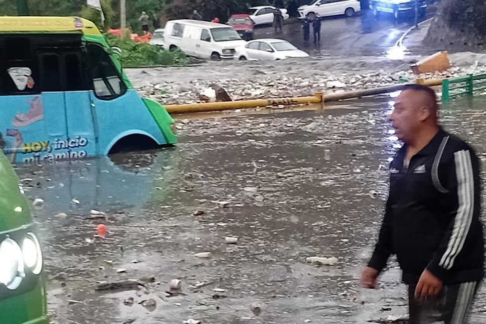 Vecinos reportan el desborde de la presa en la Colonia Lomas de Becerra de la Alcaldía Álvaro Obregón; activán alerta púrpura en la demarcación.