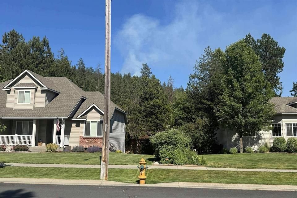 Un francotirador emboscó a bomberos que respondían a un incendio en una comunidad de las montañas de Idaho. Dos personas murieron.