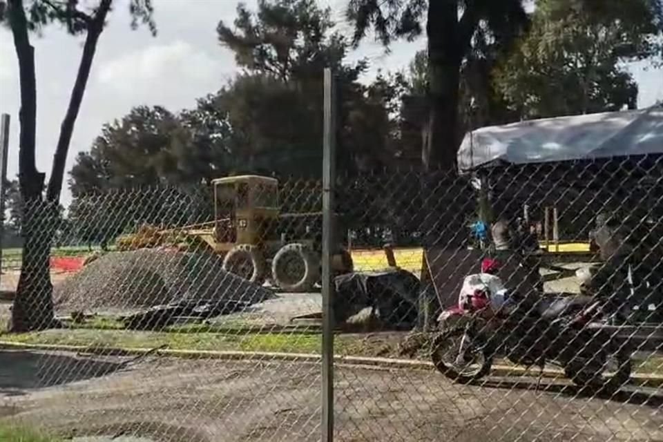 La zona de construcción fue cercada. Maquinaria prepara ya el terreno para la Utopía.