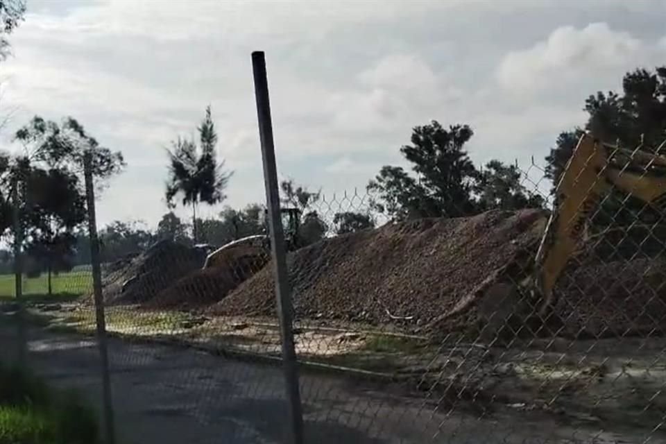 La zona de construcción fue cercada. Maquinaria prepara ya el terreno para la Utopía.