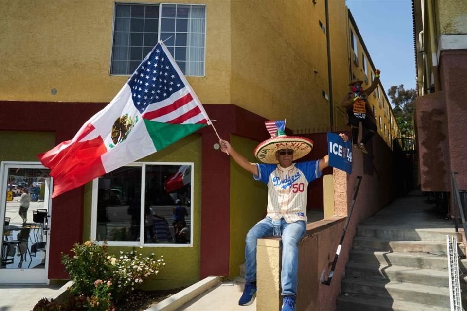 Un hombre ondea una bandera durante una protesta cerca del Dodger Stadium, en Los Ángeles, el 21 de junio del 2025.