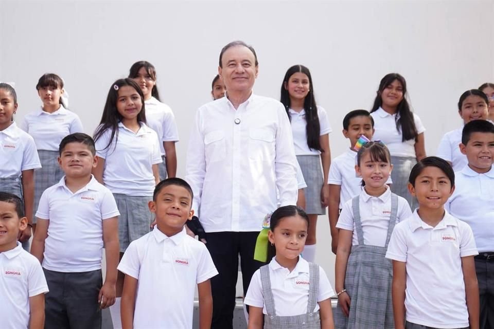 Durazo avanza con entrega de uniformes gratuitos