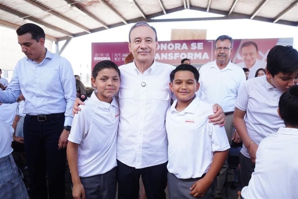 Durazo avanza con entrega de uniformes gratuitos