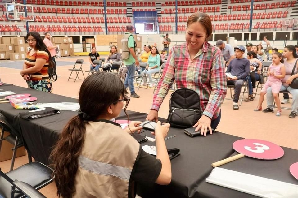 Durazo avanza con entrega de uniformes gratuitos