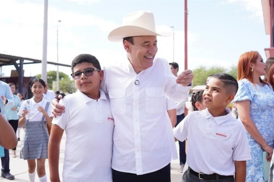 Durazo avanza con entrega de uniformes gratuitos