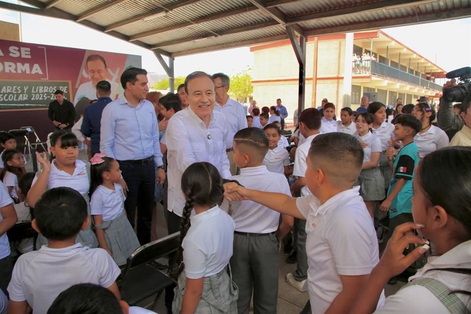 Durazo avanza con entrega de uniformes gratuitos