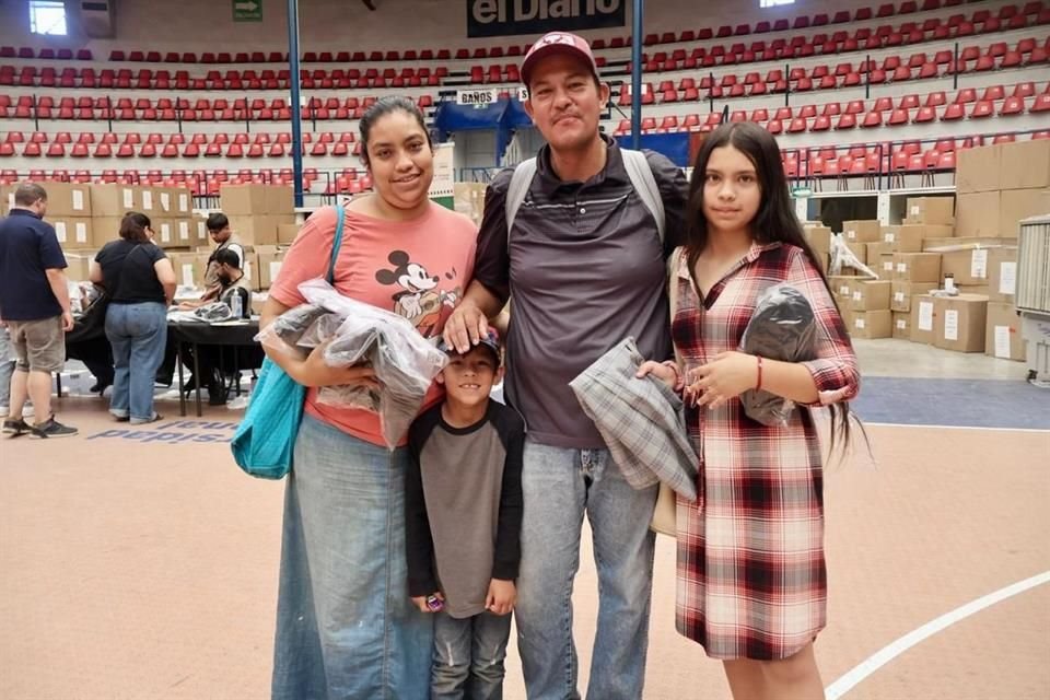Durazo avanza con entrega de uniformes gratuitos