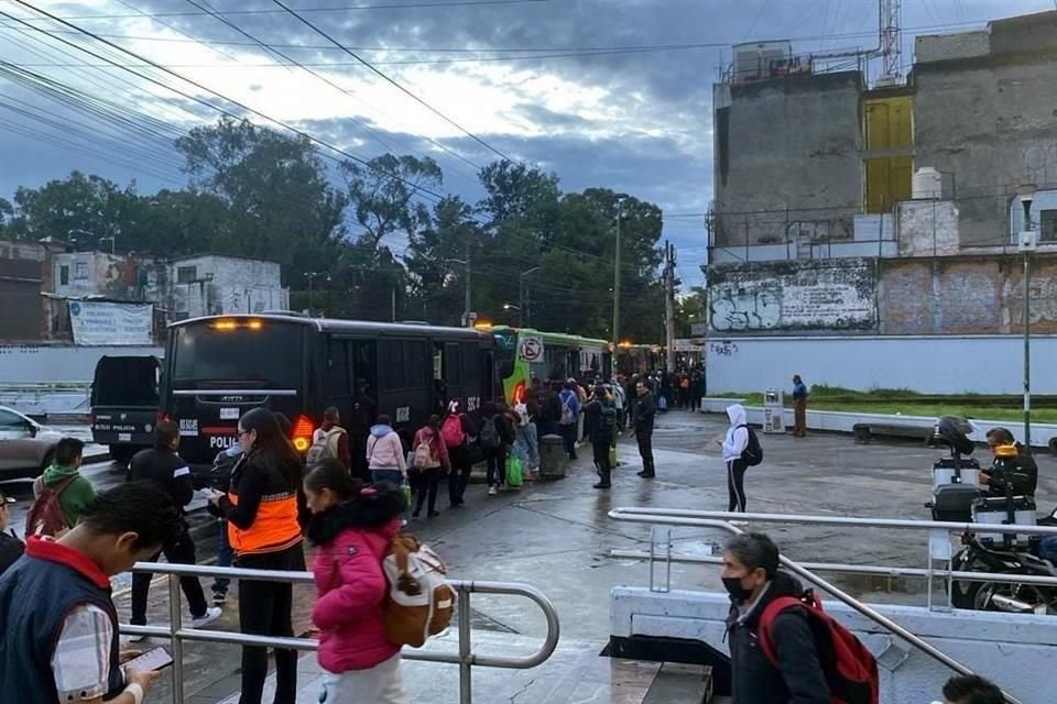 Continúa el apoyo para el traslado de usuarios de la Línea 8 del Metro por la suspensión del servicio.