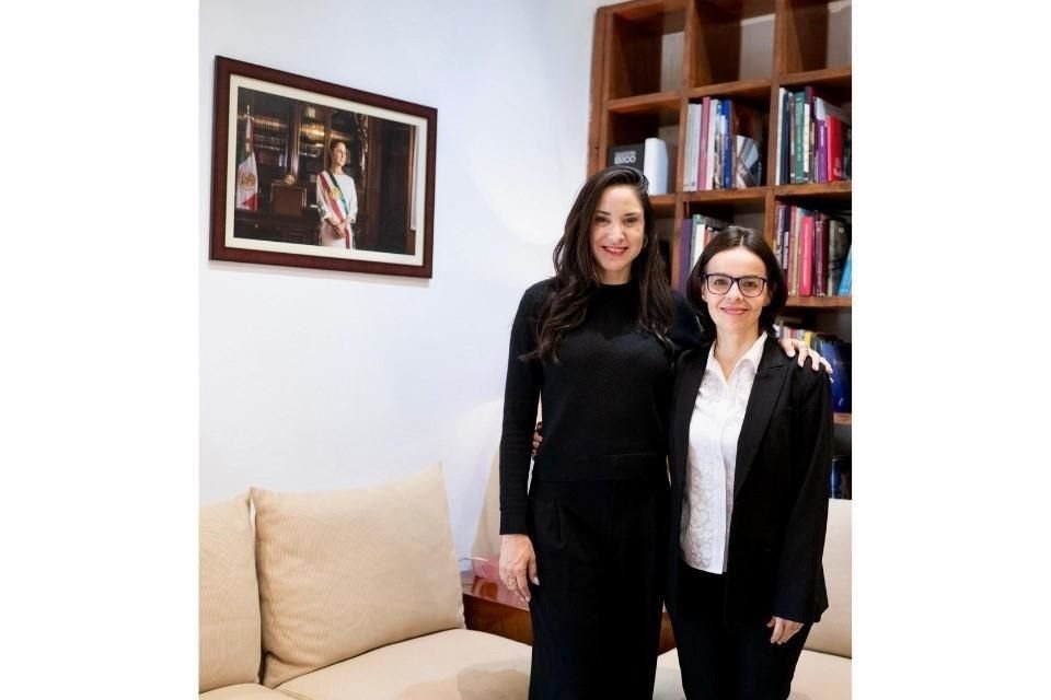 La Secretaria de Cultura Claudia Curiel de Icaza y Valeria Palomino, nueva directora de Festivales Culturales.