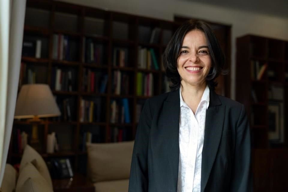 Valeria Palomino estudió la licenciatura en Arte en la Universidad del Claustro de Sor Juana y se ha desempeñado como productora y programadora.