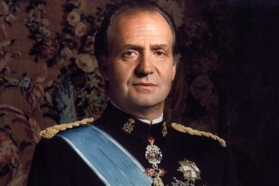 La portada de 'Reconciliación' es una imagen del Rey Juan Carlos con el uniforme de gala de Capitán General del Ejército de Tierra en cuya solapa luce, entre otras distinciones, el Toisón de Oro.