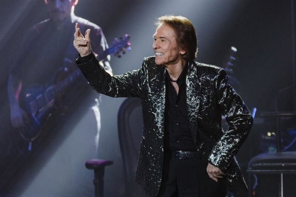 El cantante Raphael fue apapachado por sus fans a la salida del Teatro de La Zarzuela, en Madrid, tras ofrecer tres conciertos 'sold-out'.