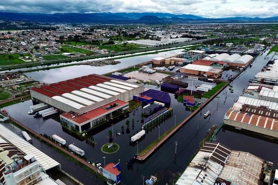 Aspecto de la inundación en la zona industrial de Lerma.