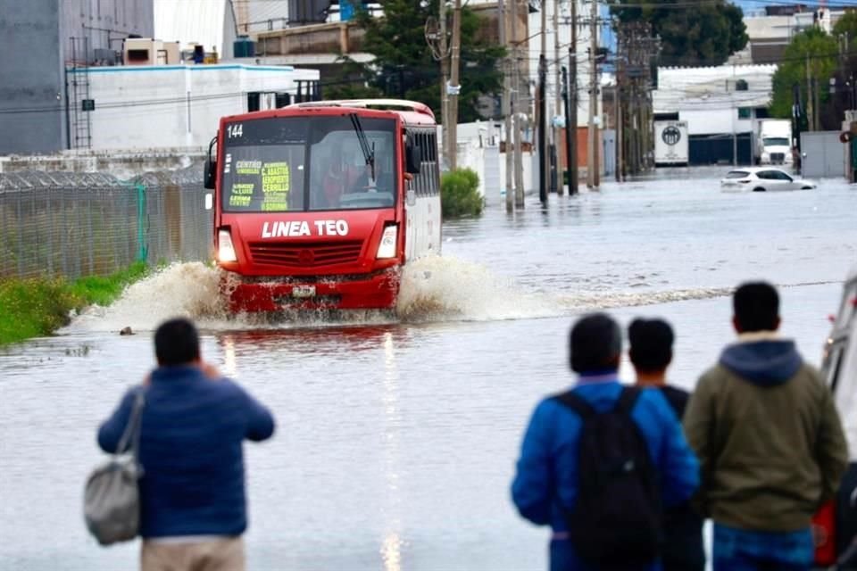 Las afectaciones por las lluvias de ayer persisten hasta este lunes.
