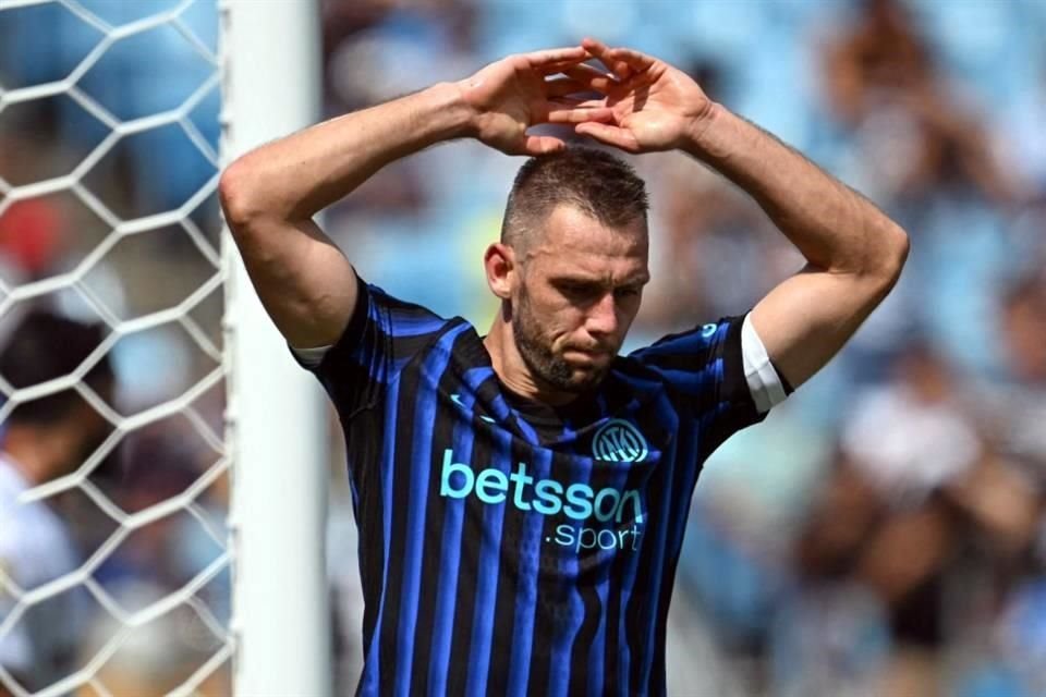 Stefan de Vrij tuvo una de las más claras para la Biscione, pero su remate se fue por un lado de la portería.