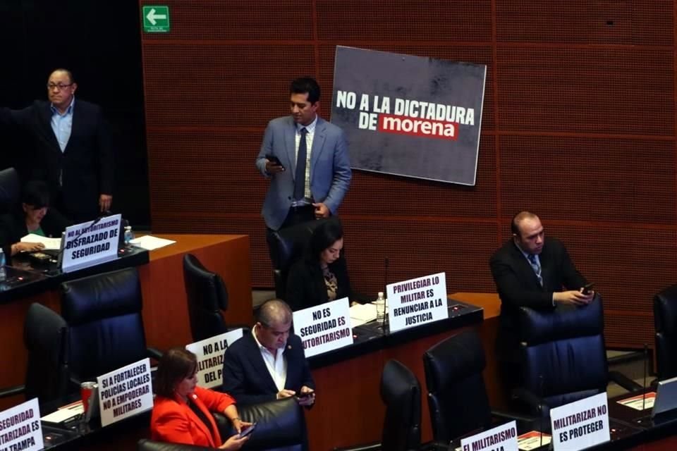 Senadores de Oposición durante la sesión en la Cámara alta.