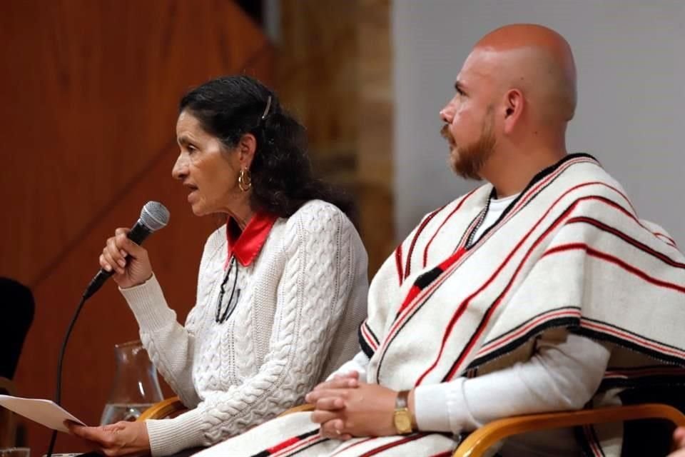 La investigadora Margarita Tortajada y Carlos Jesús Nieves Ixtla, de la Academia de la Danza Mexicana.