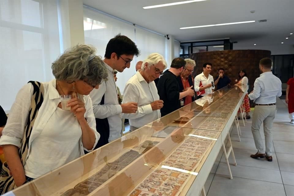 'Codex: Un viaje al corazón del México prehispánico' reúne reproducciones de 11 códices precolombinos; se exhibe en la Casa de México en París.