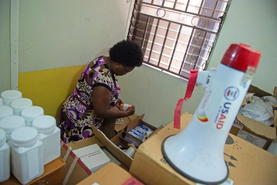 Una enfermera revisa cajas de medicamentos para el VIH en Puerto Príncipe, el 4 de junio del 2025.