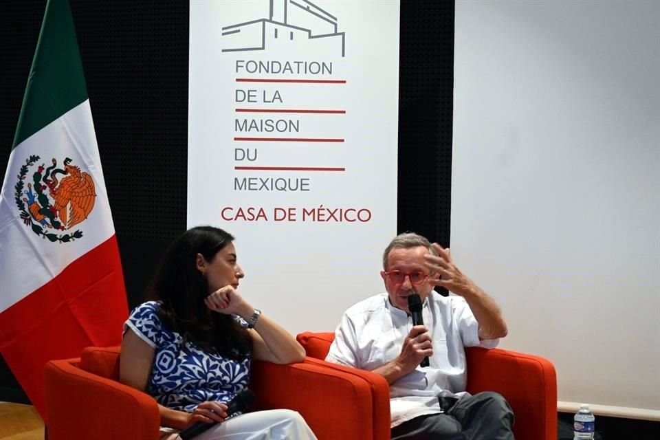 Tania J. Enriquez Mier, directora de la Casa de México en París, y el arqueólogo Dominique Michelet, director honorario de Investigaciones del Centro Nacional de Investigación Científica de Francia.