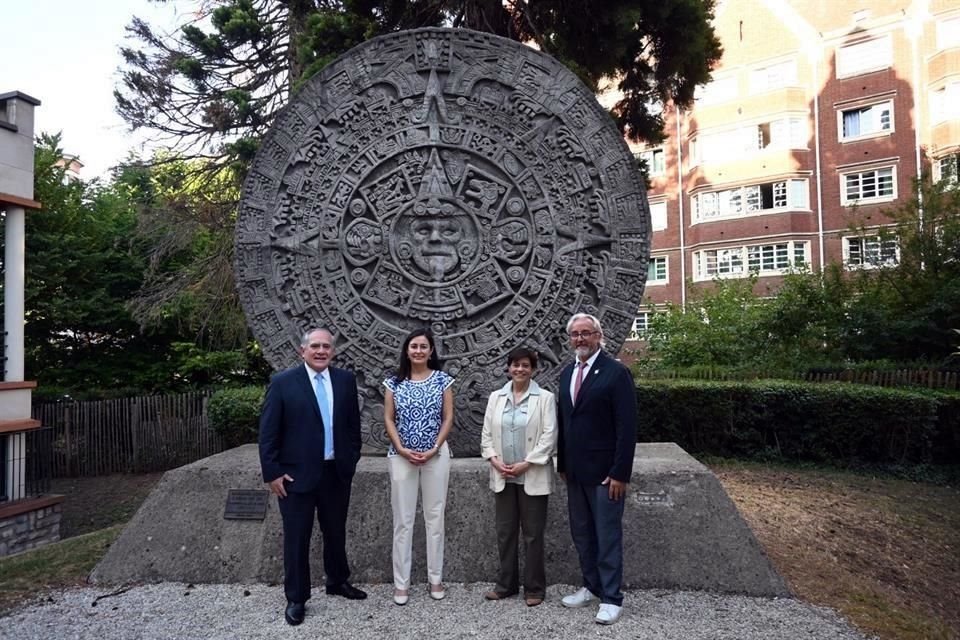 Baltazar Brito, director de la Biblioteca Nacional de Antropología e Historia; Tania J. Enriquez, directora de la Casa de México en París; Blanca Jiménez, Embajadora de México en Francia, y el diputado Éric Martineau.