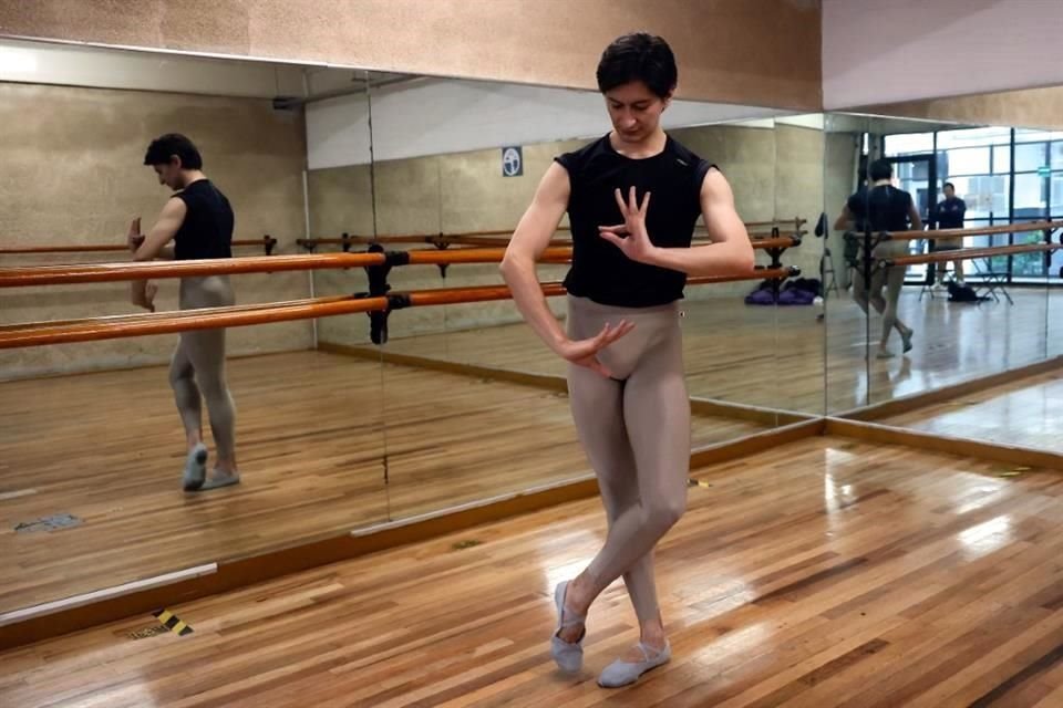 El artista mexicano consiguió seis becas para que quienes resulten seleccionados se formen en escuelas de Canadá y Houston.