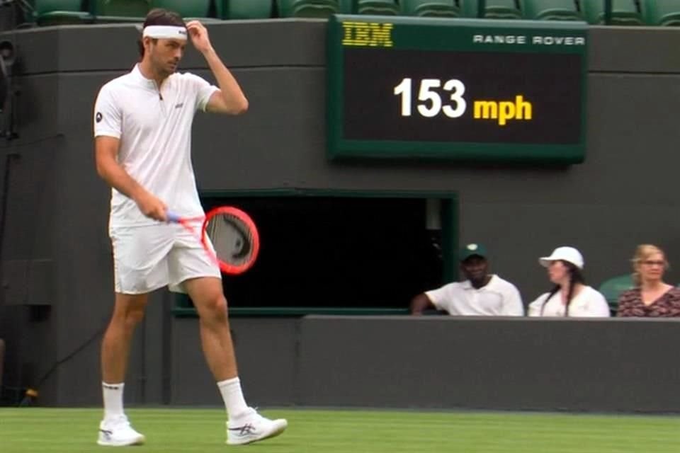 Taylor Fritz se vio poco frustrado ante la potencia de los golpes de su rival.