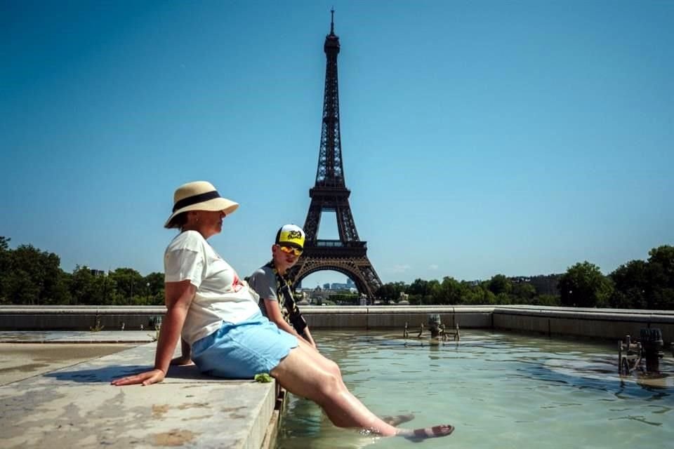 Francia ordenó el cierre de más de mil 300 colegios debido a una ola de calor que alcanza los 41 grados en algunas zonas del país.