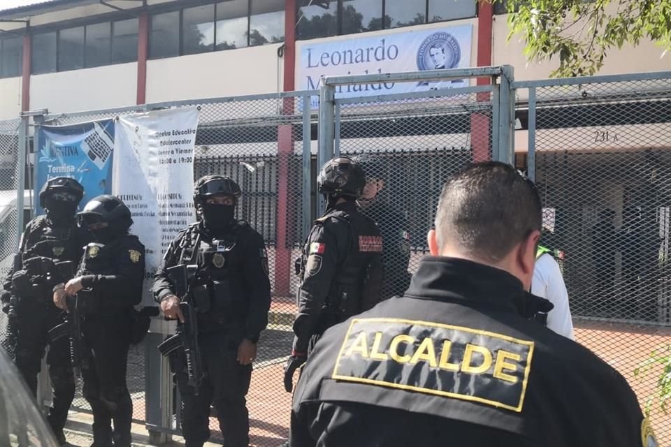 Desde las 7:00 horas, policías de diversas corporaciones desplegaron un dispositivo afuera del inmueble, ubicado sobre Avenida 606 casi esquina con Avenida 661.